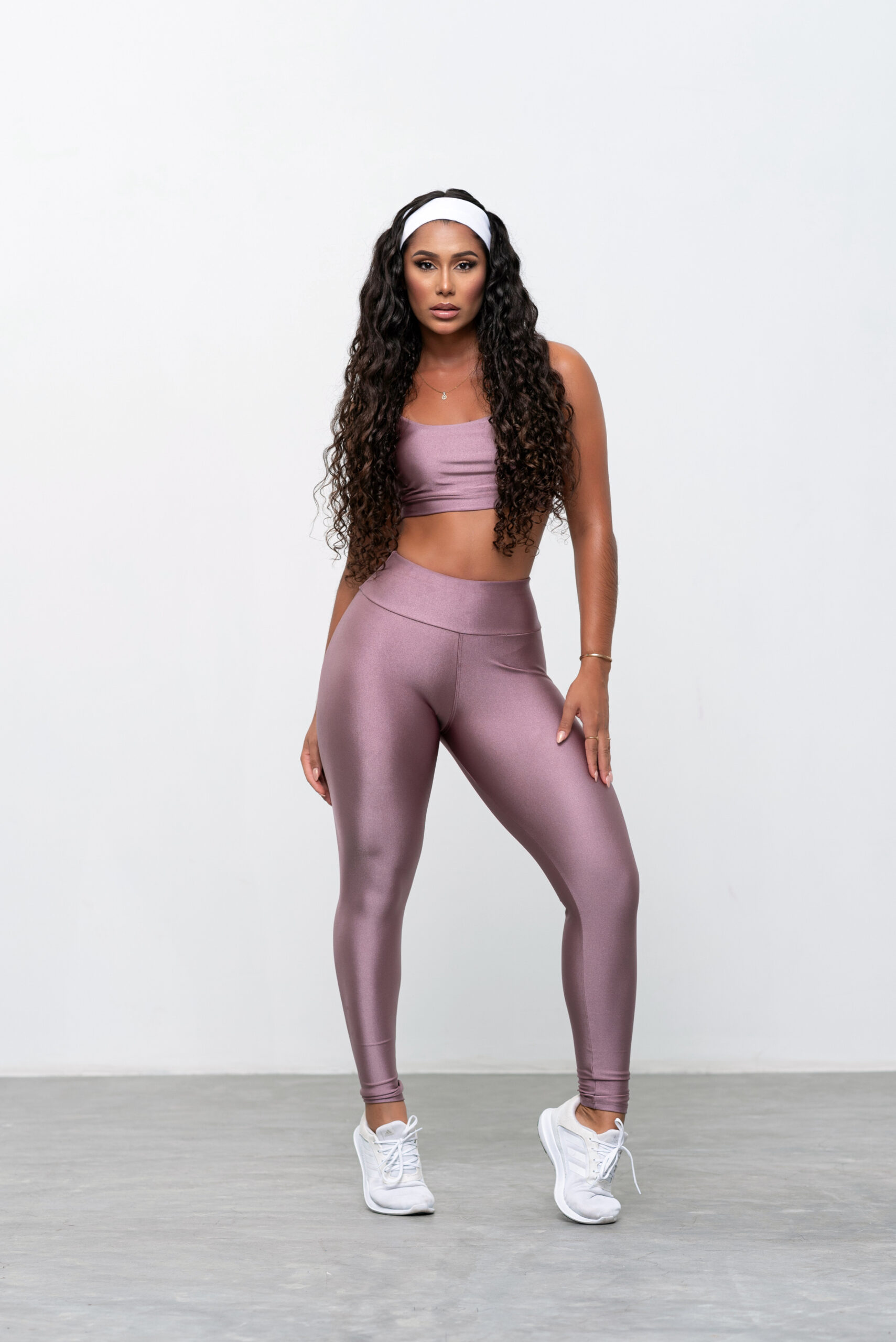 Legging Virgínia Tecido Atlanta Acetinado Cor Champanhe Tamanho G com Proteção Solar, ideal para moda fitness. Perfeita para atividades como yoga, pilates, corrida e treinos de alta intensidade. Combina conforto, estilo e proteção contra os raios solares