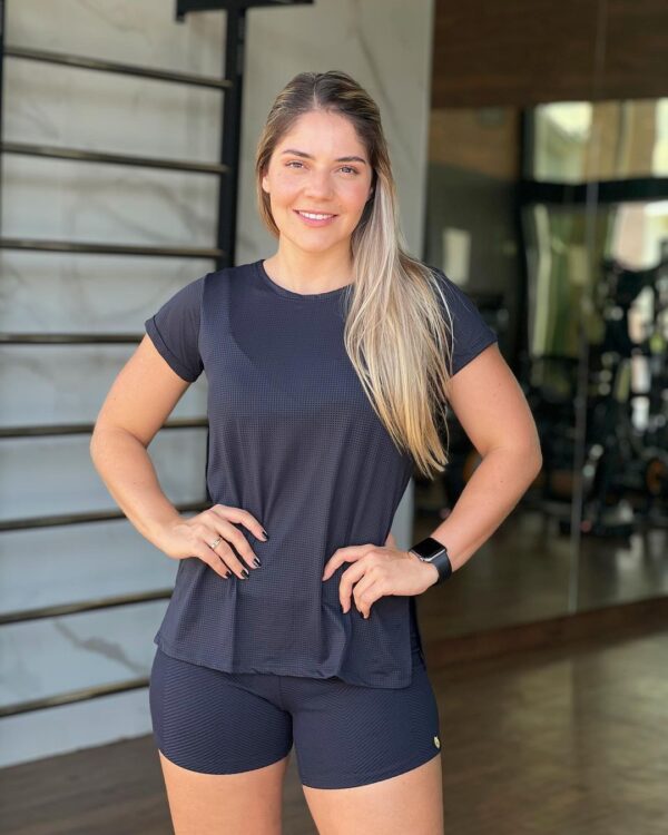 Blusa Básica Dryfit Aberta Lateral, Perfeita para Treinos e Academia, Design Moderno com Abertura Lateral para Maior Ventilação, Conforto e Estilo na Moda Fitness, Tecido Leve e Respirável para Atividades Físicas